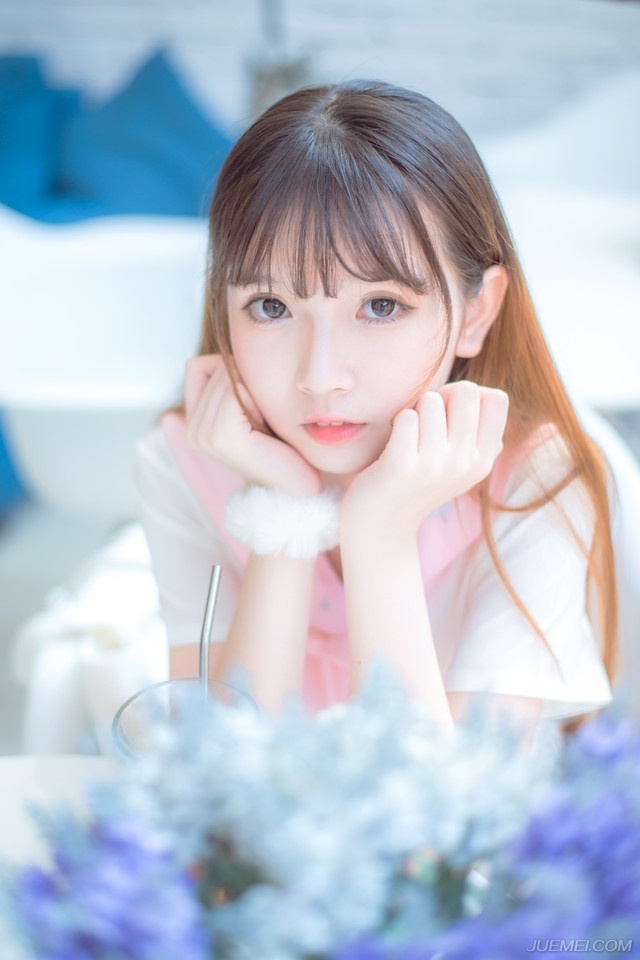 说话间，手中令旗却是连连挥动，三千精锐迅速拍成三排，在地方并不算宽广的盆地地带开始向对方进行权限碾压，一把把早已上好了箭匣的连弩隔着三百步就开始射箭，却见对面阵中迅速取出一面面滕盾。